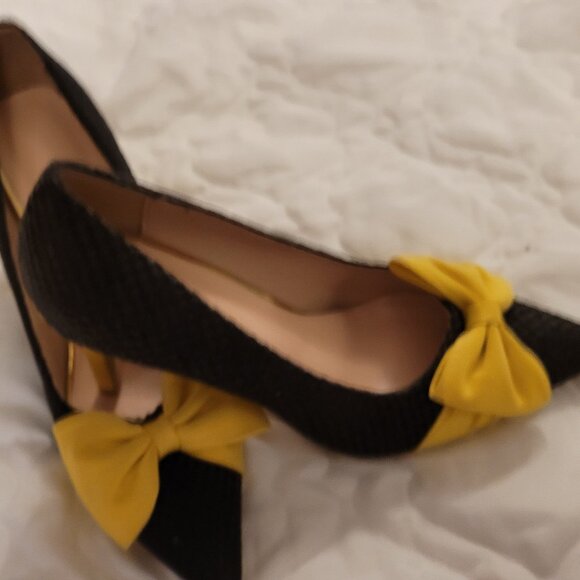 🌹NWOT Black Pumps with Golden Yellow Bows - Picture 2 of 8
